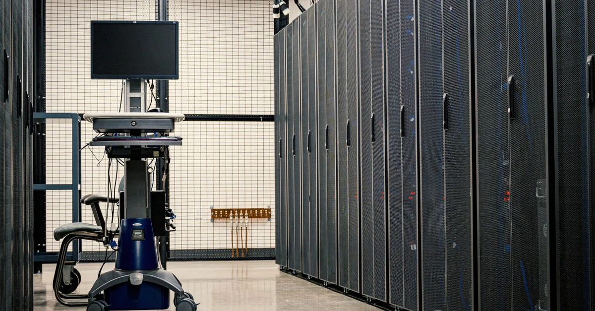 Intérieur d'un centre de données présentant des racks de serveurs et des équipements d'exploitation.